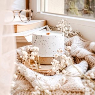 ŚWIECA SOJOWA W CERAMICE "WHITE & SAND" - naturalna świeca zapachowa - świeca sojowa zapachowa OTSO - 230 ml