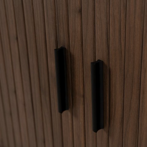 Komoda do Salonu Rozsuwana TRISH 140 cm Orzech Dwudrzwiowa Ryflowana Nowoczesna