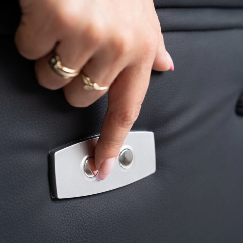 Fotel Masujący JASPER Elektryczny Rozkładany z Podnóżkiem Czarny Ekoskóra Nowoczesny