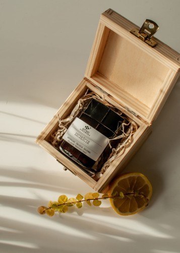 Zestaw dowolnie wybranej świecy sojowej w personalizowanym drewnianym ekologicznym pudełku - personalizacja /grawer