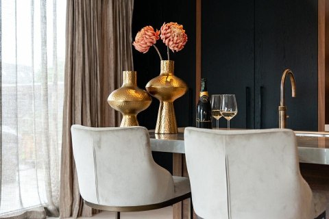 Richmond Interiors RICHMOND krzesło barowe BOLTON 76 khaki - welur, złota podstawa