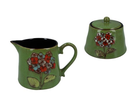 Serwis - czajnik i 4 filiżanki ze spodkami oraz mlecznik i cukiernica