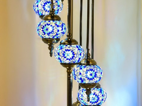 Lampa podłogowa - siedem kloszy, wielokolorowych